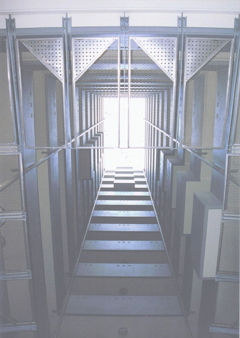 07.30 吹抜け見上げ.jpg