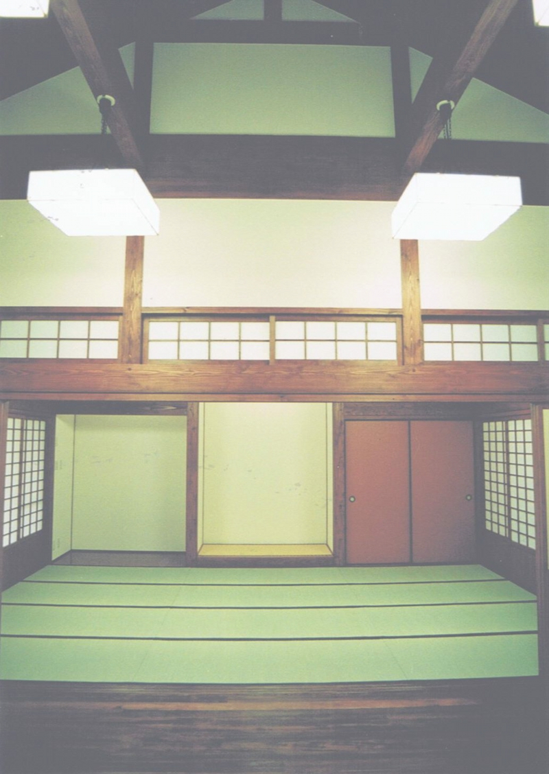 06.13 板の間の勾配天井.jpg