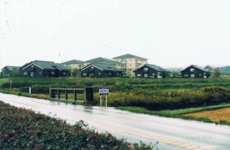 01.01 北東より見る。外周に2階建、中央に3･4階建て。.jpg