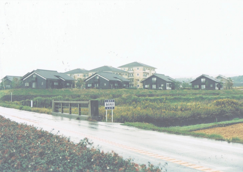 01.01 北東より見る。外周に2階建、中央に3･4階建て。.jpg