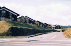 02.02 東側より見る。木造住棟のまちなみ。.jpg