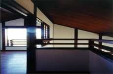 11.14 南入り･2階廊下より吹抜側を見る.jpg