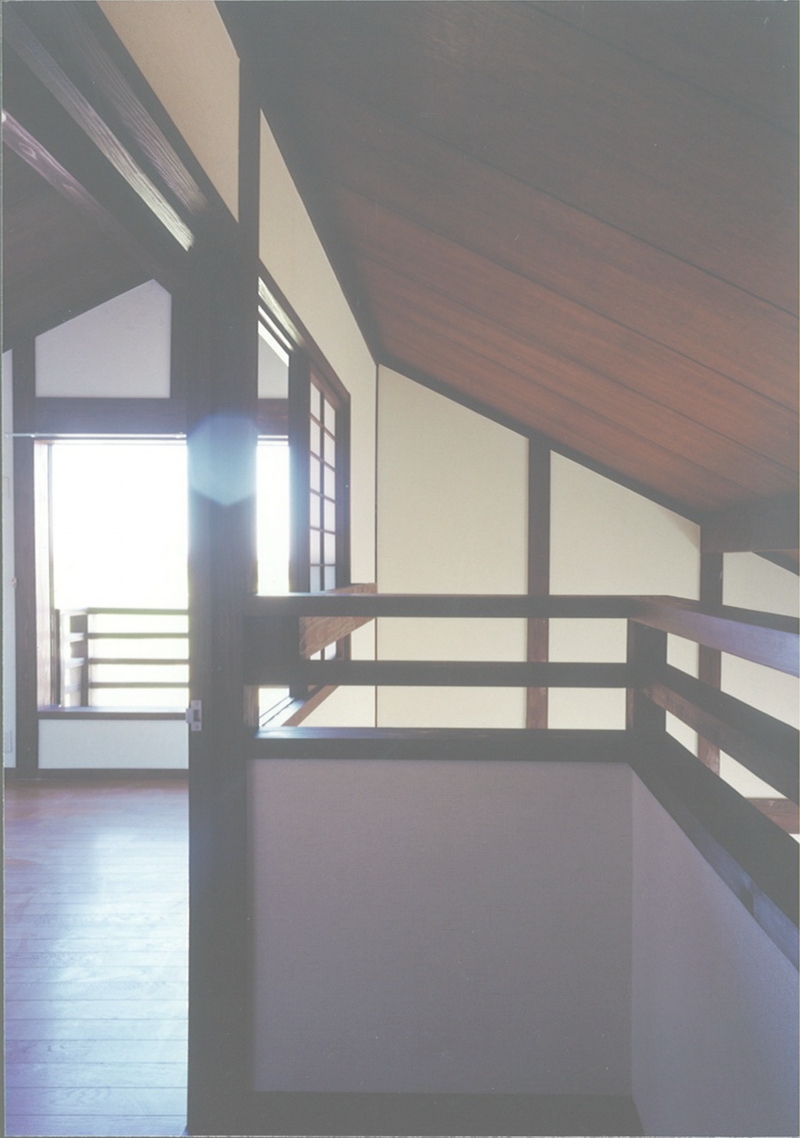 11.14 南入り･2階廊下より吹抜側を見る.jpg