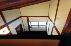 14.23 北入り･階段より玄関を見下ろす.jpg