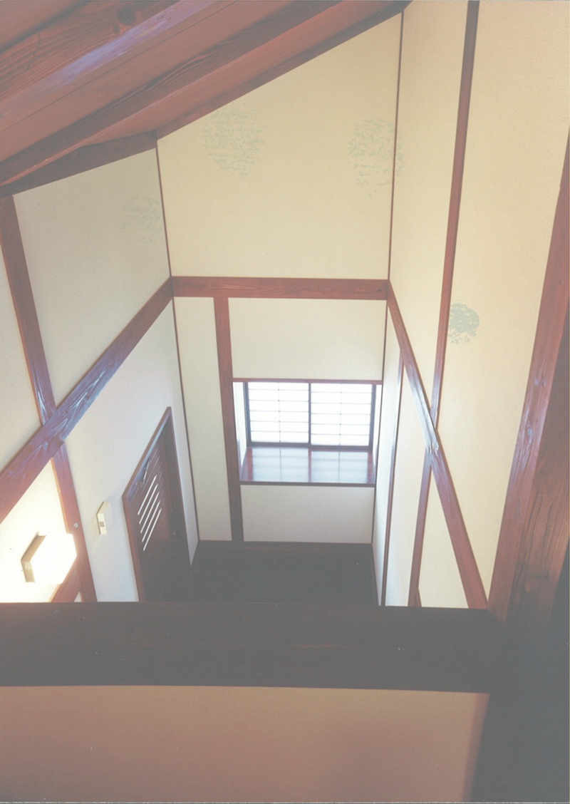 14.23 北入り･階段より玄関を見下ろす.jpg
